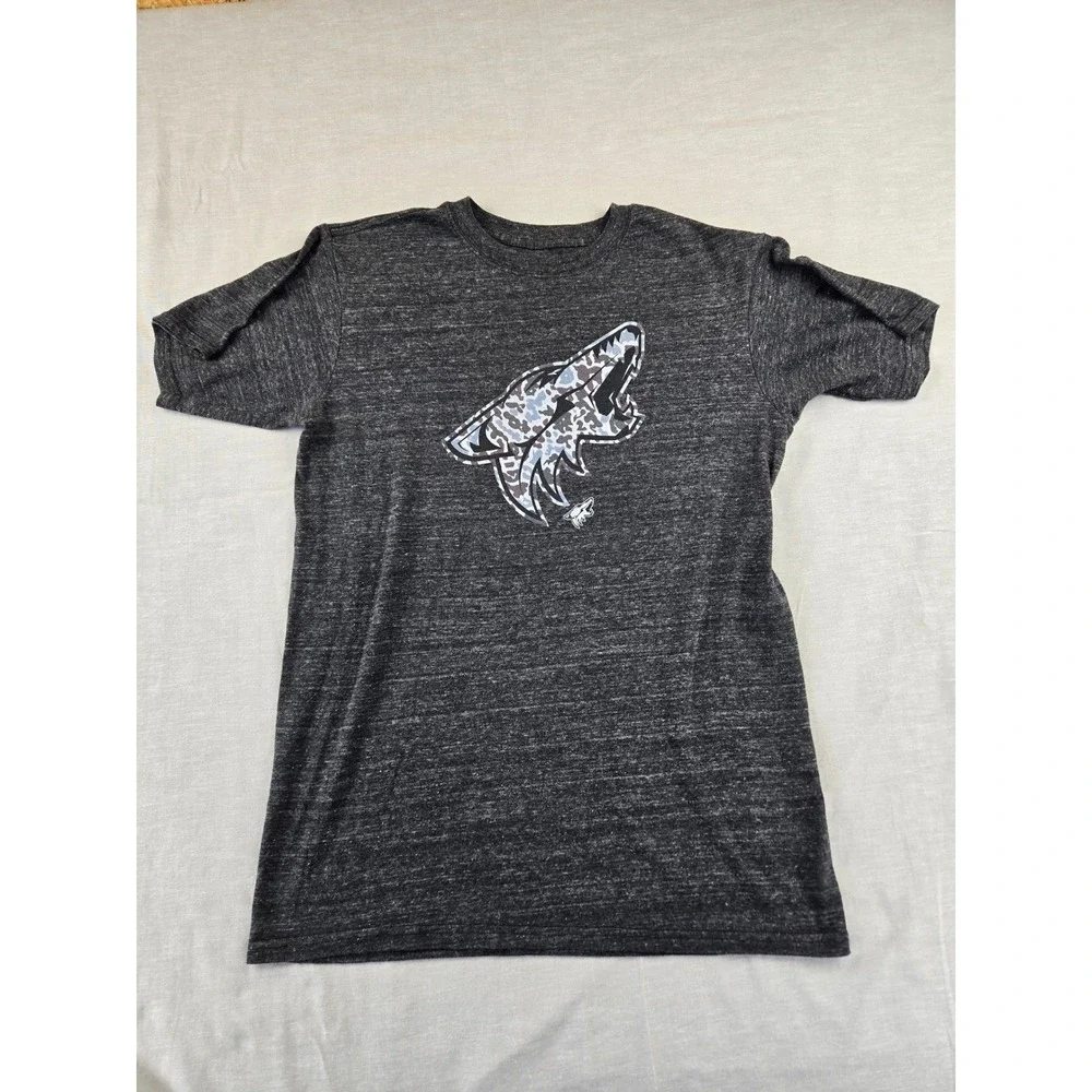 Fanatics Arizona Coyotes NHL Mens Medium Charcoal Heather Camo Logo T-Shirt
